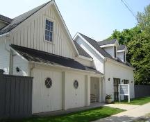Of note are the round windows in the garage and the 6 over 6 window in the gable.; Martina Braunstein, 2007.