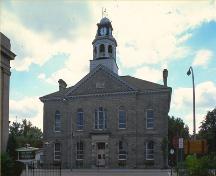 Façade of the Perth Town Hall, surmounted by a Georgian town clock incorporated in the two-storey pavilion, 1980.; Parks Canada Agency/ Agence Parcs Canada, 1980.