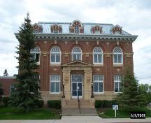 Vue de l'entrée principale du palais de justice de Battleford, 2003.; Parks Canada Agency/ Agence Parcs Canada, 2003.