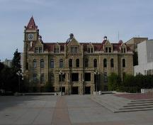 View of the side elevation of the Calgary City Hall, 2004.; Parks Canada Agency/ Agence Parcs Canada, 2004.