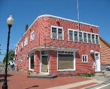 La façade qui donne sur la rue Albert de l'édifice principal avec le bâtiment secondaire attaché à sa droite; Town of Tracadie-Sheila