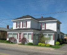 Cette photo montre l'entrée de la maison Edmund Roussel; Town of Tracadie-Sheila