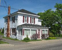 Une photo de la maison vue de son côté droit.; Town of Tracadie-Sheila