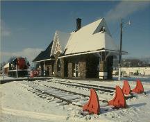 Vue en angle montrant deux façades de la gare du Prince Edward Island Railway à Kensington, 1987.; Parks Canada Agency/ Agence Parcs Canada, 1987.