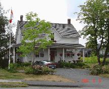 Exterior view of the Traveller's Hotel, August 2003.; Township of Langley, Julie MacDonald, 2003.