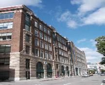 Contextual view, from the south, of the Free Press Building, Winnipeg, 2006; Historic Resources Branch, Manitoba Culture, Heritage and Tourism 2006