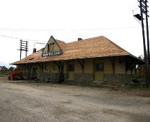 Façade principale - du sud-est de la gare du Canadian Pacific Railway Company de Portage-la-Prairie, Portage-la-Prairie, 2005; Historic Resources Branch, Manitoba Culture, Heritage and Tourism, 2005