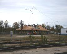 Vue d'ensemble - du sud-ouest de la gare du Canadian Pacific Railway Company de Portage-la-Prairie, Portage-la-Prairie, 2005; Historic Resources Branch, Manitoba Culture, Heritage and Tourism, 2005