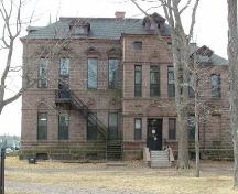 Side elevation, 54 Victoria Street East, Amherst, NS, 2007.; Heritage Division, NS Dept of Tourism, Culture and Heritage, 2007