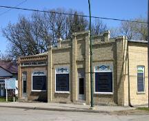 Vue de la façade principale de l'édifice de la compagnie mutuelle d'assurance Wawanesa, Wawanesa, 2005; Historic Resources Branch, Manitoba Culture, Heritage and Tourism, 2005