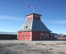Façades principales - du nord-est de la tour de ferme Langtry Fox, région de Stonewall, 2005; Historic Resources Branch, Manitoba Culture, Heritage and Tourism, 2005