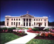 View of main (south) façade of station showing landscaped grounds along Murray Street – c. 2000; liunastation.com, 2001