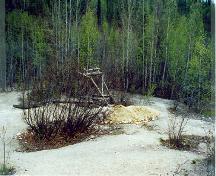 Vue générale d'une partie du lieu historique national du Canada de la Concession-de-la-Découverte (Claim 37903), montrant un dispositif interprétatif, 1998.; Agence Parcs Canada/Parks Canada Agency, John Gould, 1998.