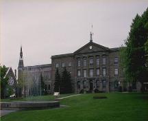 Corner view of the Leeds and Grenville County Court House National Historic Site of Canada, showing the front elevation.; Parks Canada Agency / Agence Parcs Canada
