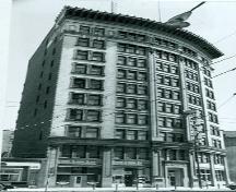 Main façade of the Confederation Building, showing the main entrance, 1912.; Arch. J. Wilson Gray, 1912