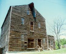 Façade du côté est du moulin à farine Backhouse, 1998.; Parks Canada Agency/ Agence Parcs Canada, Ken Elder, 1998.