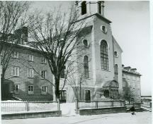 Vue en angle de la chapelle du Bon-Pasteur, montrant l'aile du Bon-Pasteur à gauche et l'aile Marie-Fitzbach à droite, comme elle pouvait être vue dans les années 1880.; Library and Archives Canada/ Bibliothèque et Archives Canada, PA 23915, ca. 1880.