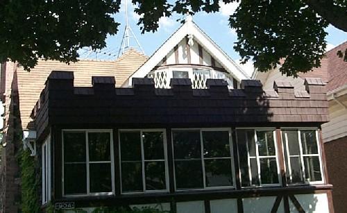 Balcony parapet with battlement design