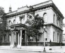 Vue en angle montrant la façade avec l'entrée principale de l'Édifice de la douane de Kingston, 1927.; Library and Archives Canada / Bibliothèque et Archives Canada, PA-57417, 1927.
