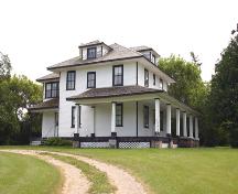 Vue d'ensemble - du sud-est de la Maison de ferme-pilote, Killarney, 2005; Historic Resources Branch, Manitoba Culture, Heritage and Tourism, 2005