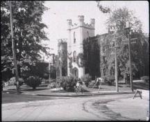North view of the Middlesex County Court House during the 20th century - 1926; Courthouse, London. [June 1926] Archives of Ontario. F 1075-13, H 1270. M.O. Hammond fonds.