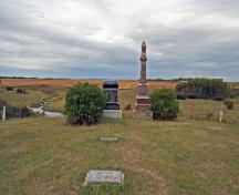 Vue d'ensemble - de l'est du cimetière Thomas Greenway, Crystal City, 2006.  La pierre tombale modeste de Thomas Greenway est située entre les grandioses pierres à l'arrière du cimetière et la pierre tombale de sa femme à l'avant-plan.; Historic Resources Branch, Manitoba Culture, Heritage and Tourism, 2006