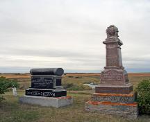 Vue de l'est du cimetière Thomas Greenway, Crystal City, 2006.  Ces pierres marquent les tombes de deux fils de Thomas Greenway, Harry et Thomas A.; Historic Resources Branch, Manitoba Culture, Heritage and Tourism, 2006