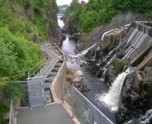 Image de la gorge et de l'échelle à poissons, prise en été.; Norma Stewart