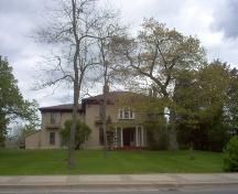 Vue avant globale de la maison et de la pelouse; Norma Stewart