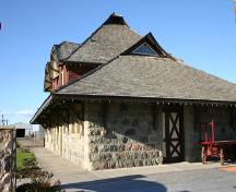 Vue de l'angle sud-est soulignant la réalisation en pierre des champs et l'impressionnante composition de la toiture de la gare du Canadien Pacifique de Virden, Virden, 2005; Historic Resources Branch, Manitoba Culture, Heritage and Tourism 2005