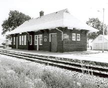 Vue générale montrant une façade de la gare de VIA Rail, 1994.; S.D. Bronson, 1994.