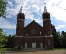 View of the front facade, towers and central rose window, 2007.; Government of Saskatchewan, Bernard Flaman, 2007.