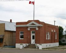 Primary elevation, from the southwest, of the Bank of Montreal Building, Ethelbert, 2005.; Historic Resources Branch, Manitoba Culture, Heritage and Tourism, 2005