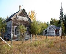 Vue d'ensemble - du sud-ouest de l'école et résidence pour instituteurs d'Erinside, région d'Erinview, 2006; Historic Resources Branch, Manitoba Culture, Heritage and Tourism, 2006