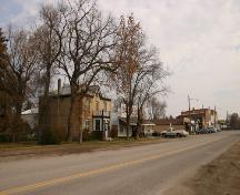 Vue d'ensemble - du sud-ouest de la maison Fowler (visible sur la gauche), Baldur, 2006; Historic Resources Branch, Manitoba Culture, Heritage and Tourism, 2006