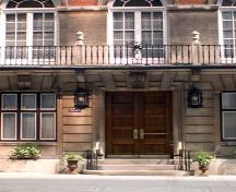 Détail de l'édifice du Club-Universitaire-de-Montréal; Ministère de la Culture, des Communications et de la Condition féminine, Jean-François Rodrigue, 2004