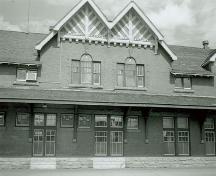 Detail of the original windows, 1973.; Agence Parcs Canada / Parks Canada Agency, 1973.