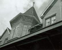 Detail of the original turret windows.; Agence Parcs Canada / Parks Canada Agency