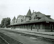 General view of the façade facing the platform, 1972.; Agence Parcs Canada / Parks Canada Agency, 1972.