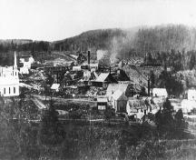 Cette image montre les mines et leurs environs à l'époque de l'extraction de l'albertite.; Albert County Museum