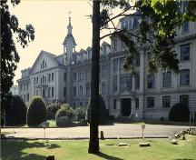 Vue en angle montrant la façade avant du lieu historique national du Canada de l'Académie-St. Ann, 1992.; Parks Canada Agency / Agence Parcs Canada, 1992.