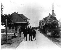 Le chef de gare devant la gare de Shediac.; CÉA P223-A238