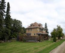 Vue d'ensemble - du sud-ouest de la maison Mahon, région de Holland, 2006; Historic Resources Branch, Manitoba Culture, Heritage, Tourism and Sport, 2006