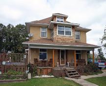 Façade principale - du sud de la maison Mahon, région de Holland, 2006; Historic Resources Branch, Manitoba Culture, Heritage, Tourism and Sport, 2006