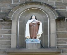 View of the niche on the front façade that houses the statue of Saint Theresa.; City of Dieppe