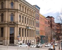 Cette image montre l'édifice et ses environs le long de la rue Prince William.; Commercial Properties Limited