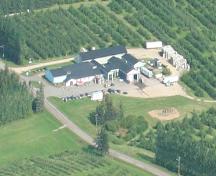 Photo aérienne agrandie, vue du sud-ouest, illustrant le complexe des bâtiments, 2006; Memramcook Valley Historical Society Inc. and the Village of Memramcook