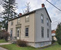 Three-quarter view of 1 Baiden Street in 2007.; Andrew Jeanes, Ontario Ministry of Culture