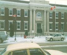 View of the main entrance to the Federal Building on Scott Street, 1988.; Public Works and Government Services Canada / Travaux publics et Services gouvernementaux Canada, 1988.