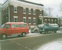 Side elevation of the Federal Building in Fort Frances, showing the western façade, 1988.; Public Works and Government Services Canada / Travaux publics et Services gouvernementaux Canada, 1988.